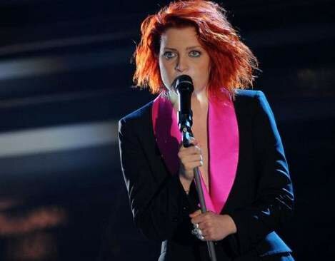 Noemi si esibisce durante Sanremo 2012