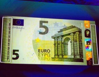 Da oggi, i 5 euro cambiano volto.